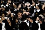 Der er stadig rigtig gode penge i saftige paparazzifotos. Her er det dog den almindelige travlhed ved den røde løber i Cannes tidligere i år. 