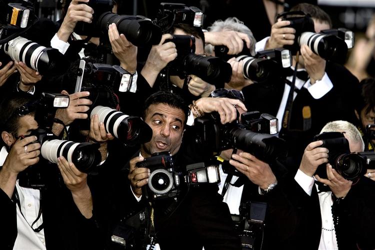 Der er stadig rigtig gode penge i saftige paparazzifotos. Her er det dog den almindelige travlhed ved den røde løber i Cannes tidligere i år. 