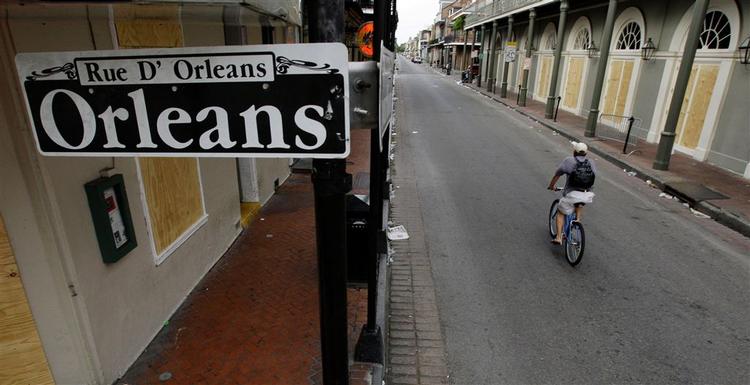 New Orleans er lukket og slukket og størstedelen af indbyggerne evakueret inden byen rammes af orkan. 