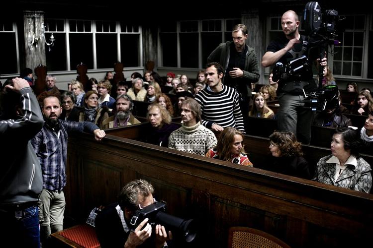 Instruktør Jacob Thuesen (til venstre, med front mod kameraet) under optagelser i Christians Kirken på Christianshavn 