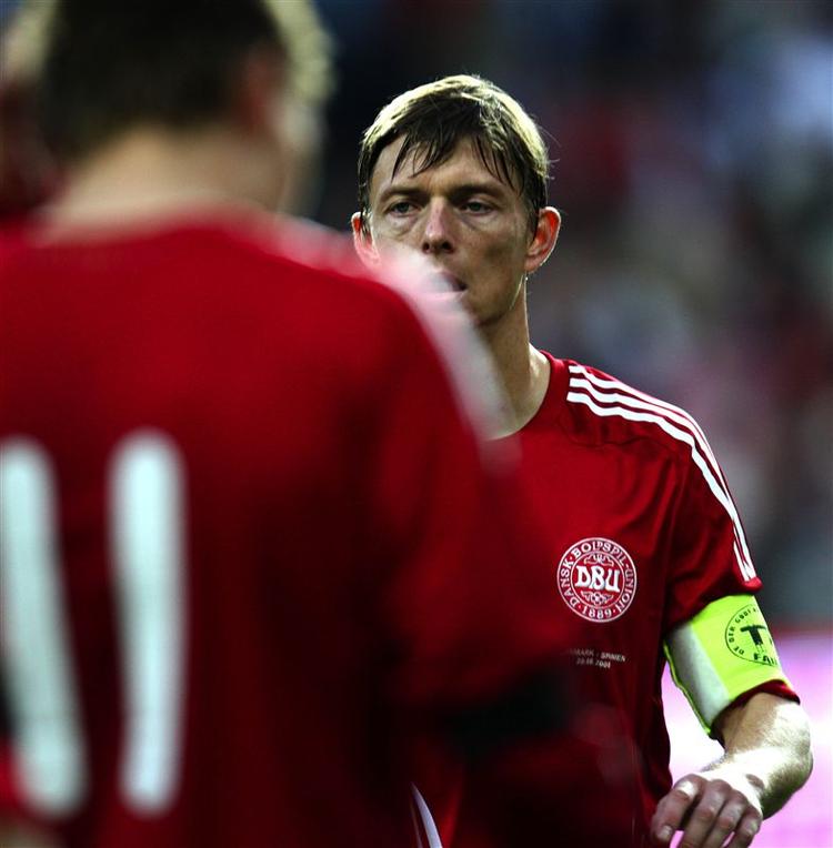 Jon Dahl Tomasson kom til skade, da Danmark tabte til Spanien med 3-0 for 12 dage siden. 