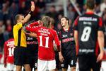 Danny Califf fik rødt, mens der i alt blev uddelt ti gule kort i 1-1-kampen. 