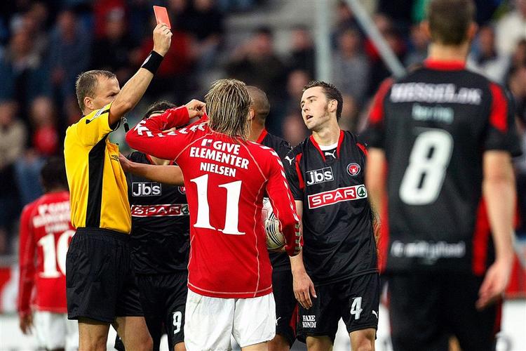 Danny Califf fik rødt, mens der i alt blev uddelt ti gule kort i 1-1-kampen. 