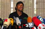 Søndag forklarede Robinho den spanske presse, at han gerne vil skifte til Chelsea. Nu fortsætter den 24-årige offensivspiller ganske overraskende karrieren i Manchester City. 