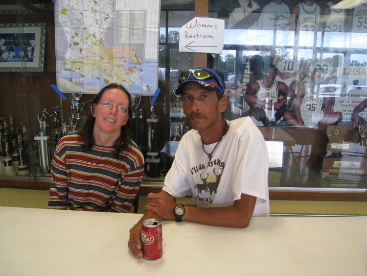 Patricia Swire og Lonnie Franklin er begge flygtet fra deres hjem til Leesville High School. 