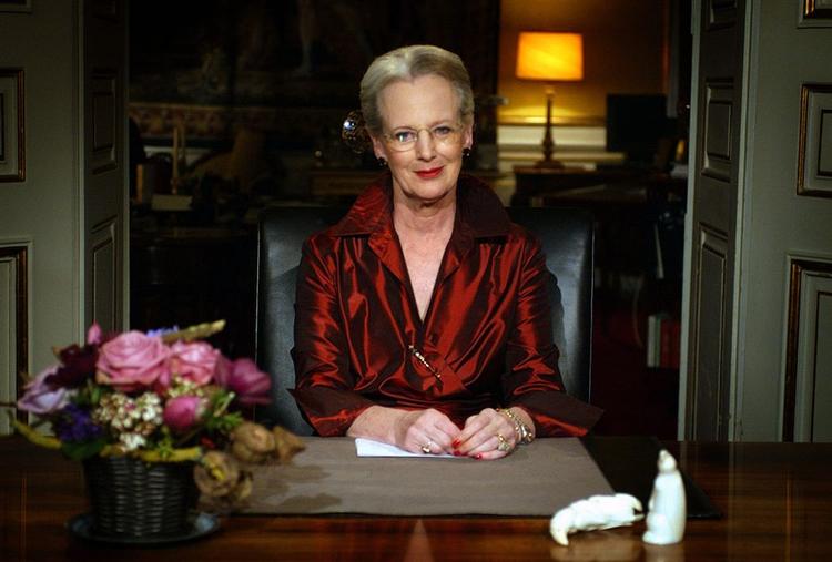 Her holder Dronning Margrethe sin nytårstale på tærsklen til år 2003. 