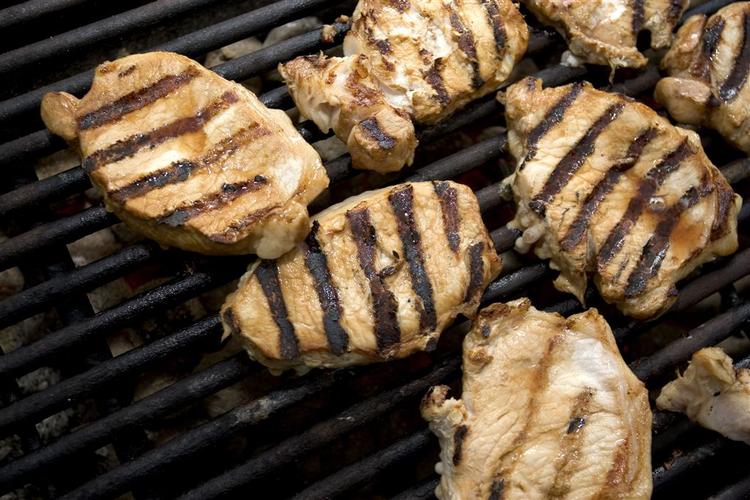 Svinekød er under mistanke som kilde til salmonella-epidemien. Men myndighederne er stadig i vildrede om kilden til smitten. 