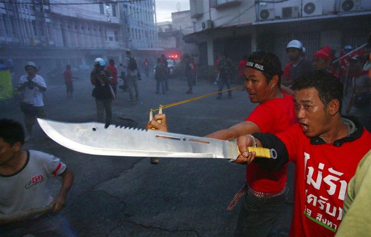 Urolighederne i Thailand er centreret omkring et lille areal nær regeringsbygningerne i det centrale Bangkok. Her er det demonstranter, der støtter regeringen, der førte sig frem tidligt i morges. 