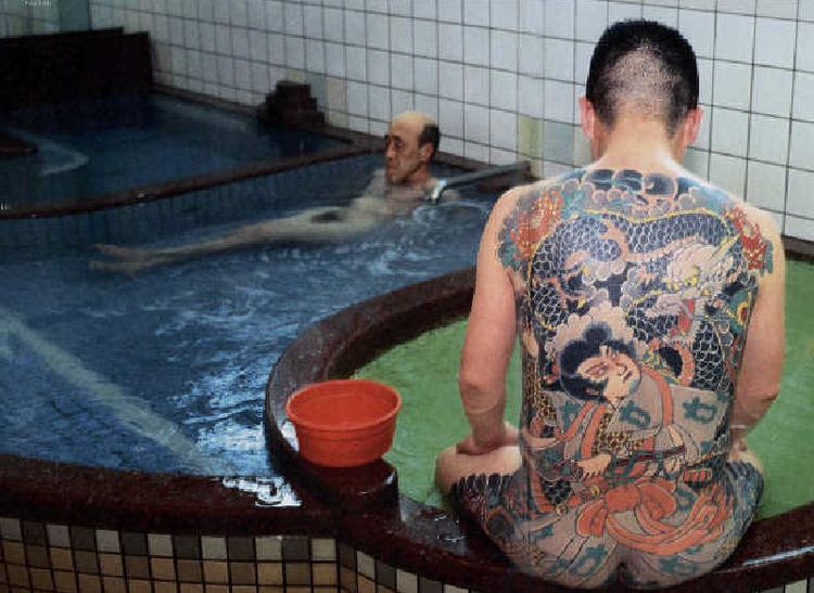 Øverst scene fra japansk svømmehal.  Herunder foto af den spanske billedkunstner Salvador Dalí arrangeret på trappen foran Philadelphia Museum of Art i marts 2005. Nederst en makrofag i færd med at indtage og nedbryde et fremmedlegeme. Fotos fra bogen 