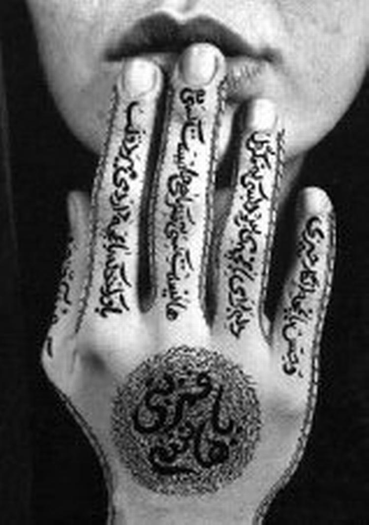 TROENS KVINDER. I bogen 'Kvinder og køn i islam' beskriver Leila Ahmed – gennem mange og lange kapitler – islams syn på kvinder fra antikken til i dag. Foto: Bogomslag/ Shirin Neshat 