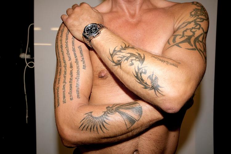 VENDEPUNKTER. Alle tatoveringer på René Storgaards krop markerer en begivenhed fra hans liv. 