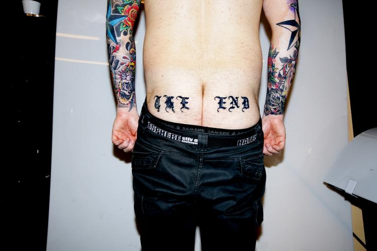 SMERTENDE TØMMERMÆND. Flere af Mixen Lindbergs tatoveringer er blevet til i en brandert, hvilket ikke altid har været en rar oplevelse dagen der på. 