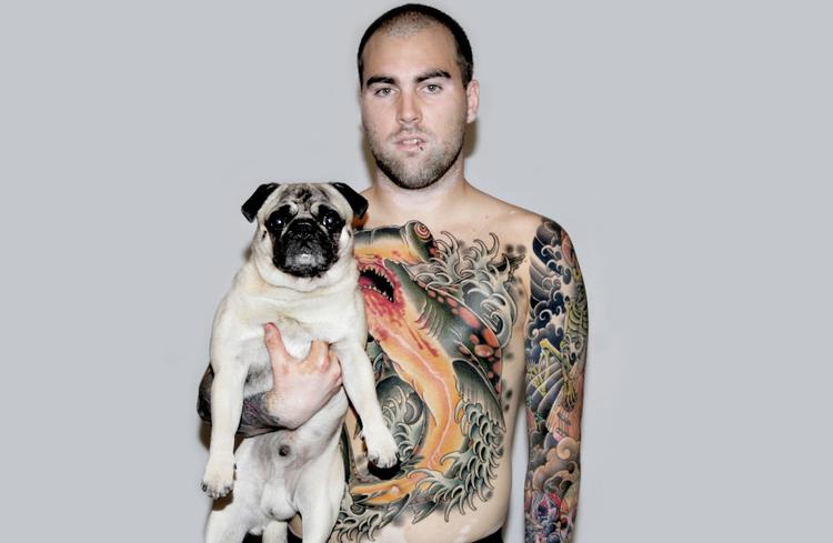 PERSONLIGHED. Musikeren Mixen Lindberg er én af de seks personer Stine Behrendtzen har fået til at fortælle historien bag deres tatoveringer. Mixen Lindbergs hammerhaj er tegnet af en ven og har stor betydning for ham. 