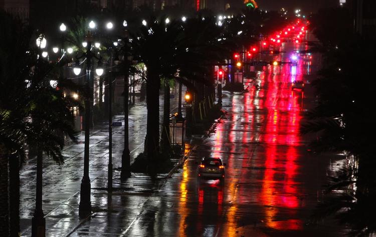 En bil på New Orleans våde og tommme Canal Street, der i modsætning til store dele af byen har strøm. 