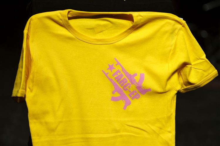 En af de famøse t-shirts, der blev solgt til fordel for FARC. 