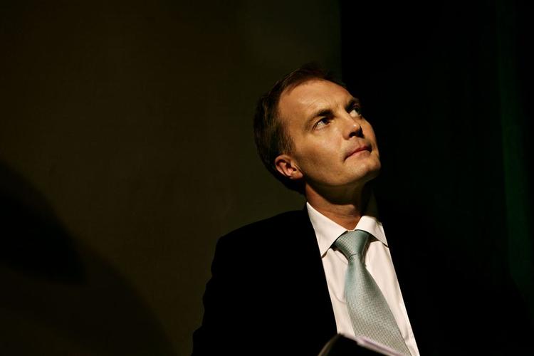 Peter Skaarup undrer sig over, at Bendt Bendtsen har været på 33 golf- og jagtture i sin tid som økonomi- og erhvervsminister. 