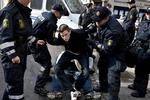 Politiet arresterer FCK-tilhængere på Østerbro i København efter pokalfinalen mellem Brønby IF og Esbjerg fB 1 maj 2008. 