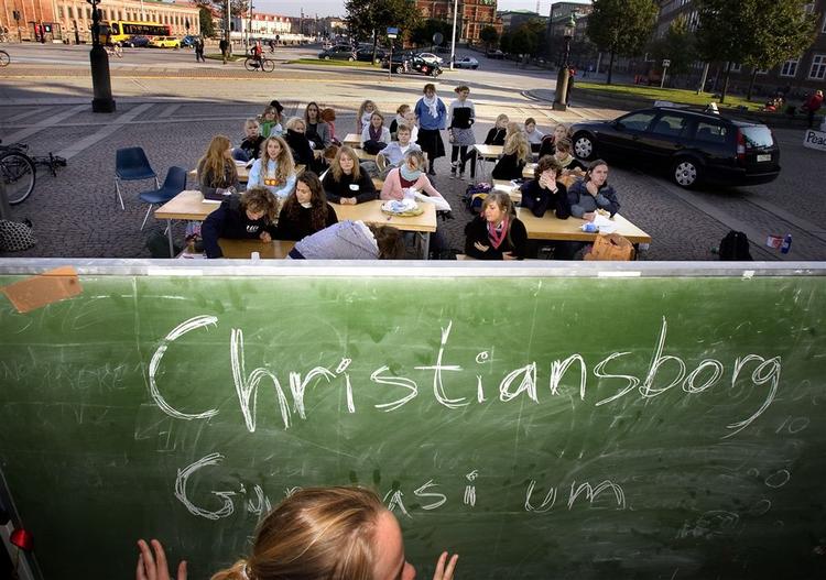 Der har været mange demonstrationer mod klassekvotienten, her er det på Slotspladsen foran Christiansborg. Arkivfoto. 