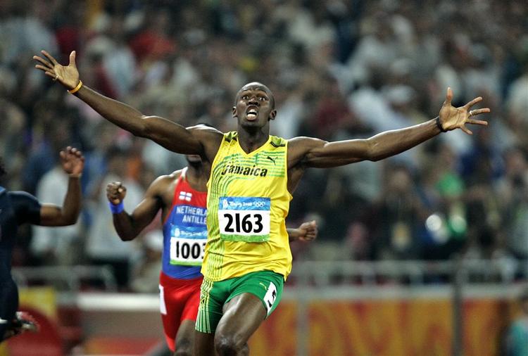 Man kan gisne om, at Usain Bolt fra Jamaica, der her vinder 200-meter-finalen, var et trækplaster for tv-stationerne. 