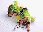 Der er Caesarsalat på menuen hos UmamiGo. 