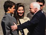 John McCain hilser på Sarah Palins gravide datter, Bristol, og dennes kæreste Levi Johnston. 