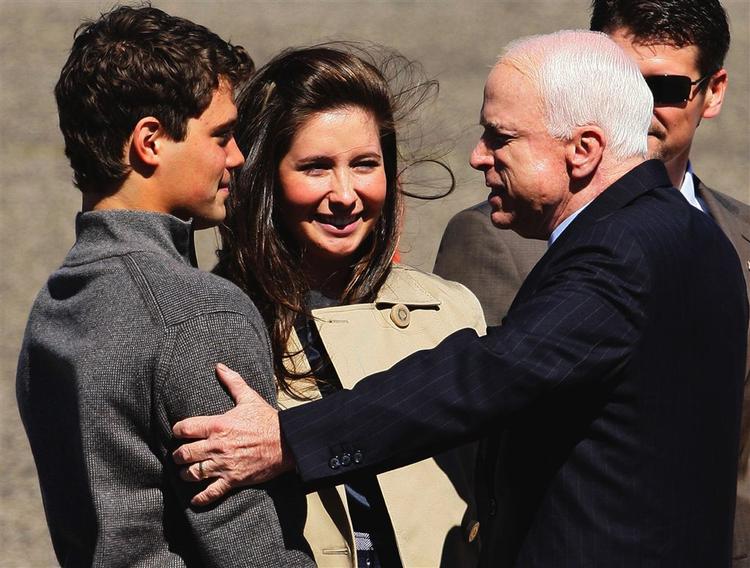 John McCain hilser på Sarah Palins gravide datter, Bristol, og dennes kæreste Levi Johnston. 