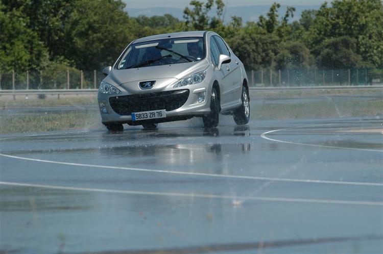 For lidt luft i dækkene øger risikoen for aquaplaning - og dermed ulykker. 
