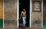 James Thompson holder vagt i døren til den lukkede restaurant Maison Bourbon i New Orleans French Quarter. 