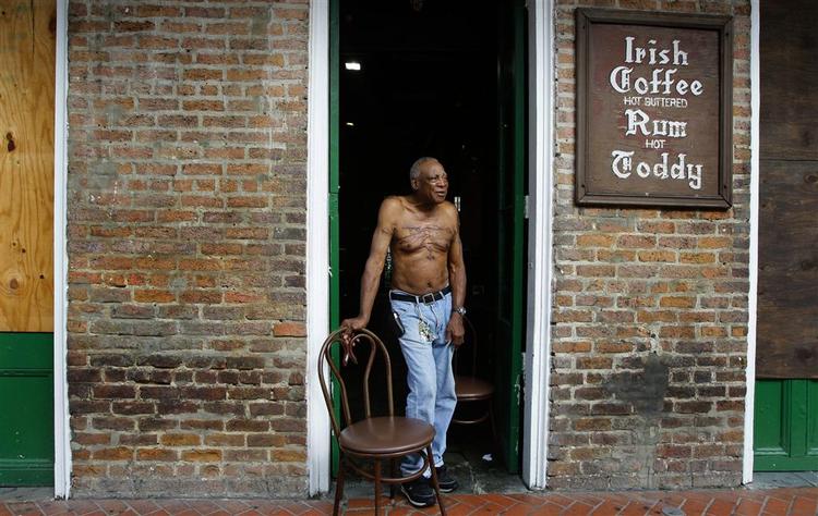 James Thompson holder vagt i døren til den lukkede restaurant Maison Bourbon i New Orleans French Quarter. 