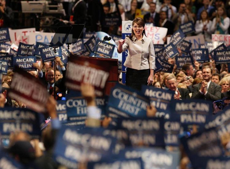 Sarah Palin har været tavs de sidste dage, trods den store mediestorm om hendes person. Det kommenterede hun i sin tale ved at sige, at hun ikke skal til Washington for at stå på god fod med medierne, men for »at tjene folket«. 