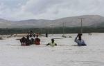 Lokale forsøger at krydse et oversvømmet område i Savan Desole, Haiti. 