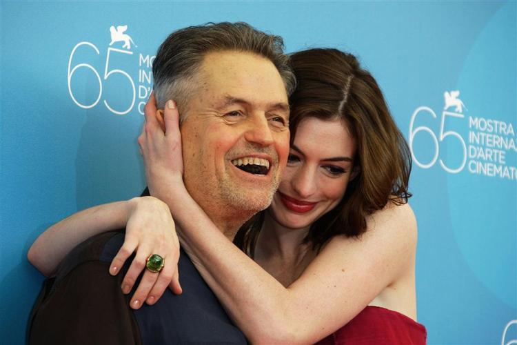 Anne Hathaway (th) leverer overrumplende Oscarpotentiale i rollen som den labile, sarkastiske og sårbare Kym i Jonathan Demmes 'Rachel getting married'. 