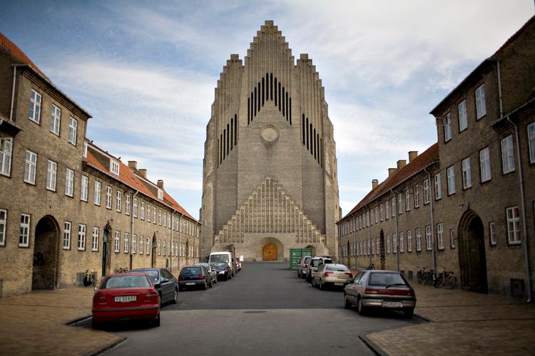 Grundtvigs grandiose kirke er blandt de bygningsværker fra efterkrigstiden, som man bør se. 