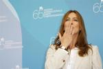 Instruktør Kathryn Bigelow sender kys til fotograferne i Venedig. 