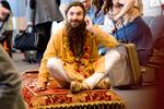 Mike Meyers som kærlighedsguru i Bollywoodparodi, der ikke er mange grunde til at se. Foto fra filmen. 