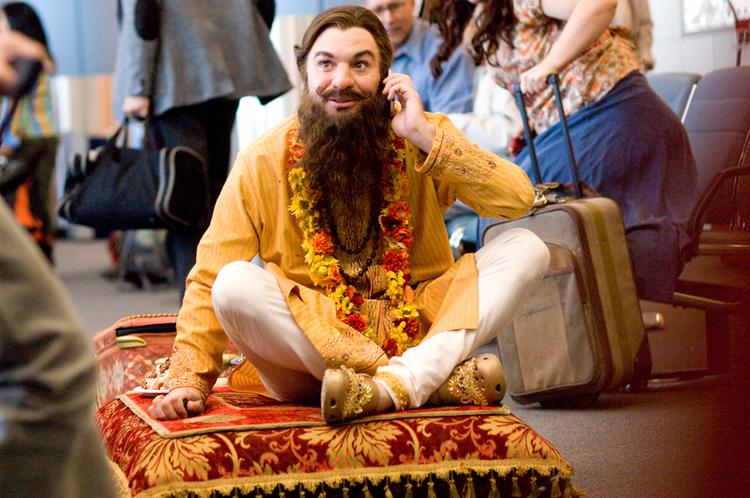 Mike Meyers som kærlighedsguru i Bollywoodparodi, der ikke er mange grunde til at se. Foto fra filmen. 