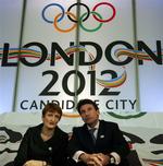 Den britiske kulturminister Tessa Jowell i selskab med   Lord Sebastian Coe, formand for organisationskomitéen for OL 2012. 