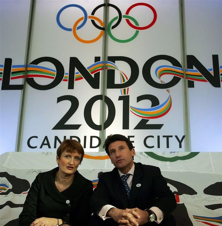 Den britiske kulturminister Tessa Jowell i selskab med   Lord Sebastian Coe, formand for organisationskomitéen for OL 2012. 