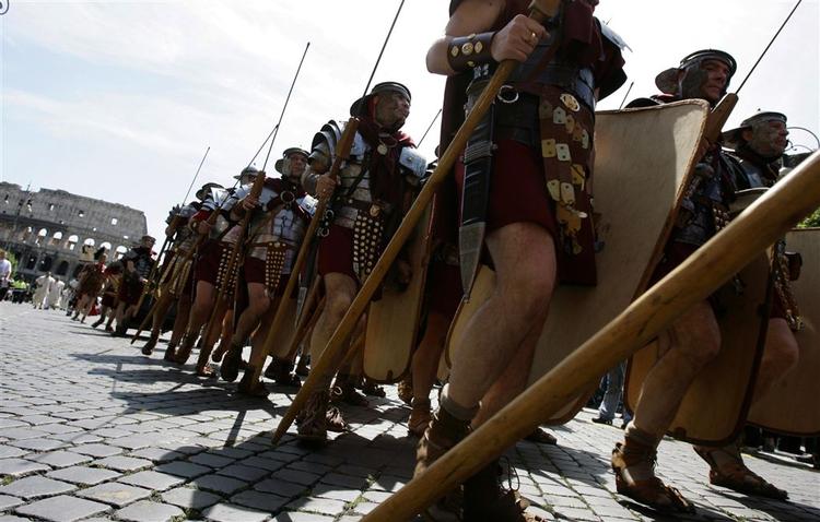 Italienere klædt som romerske soldater ved Colosseum. 