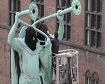 Daniel Knorr fra Berlin har netop fået lukket sit kunstprojekt af Københavns politi. Nu beskylder han kommunen for karakterløshed. 