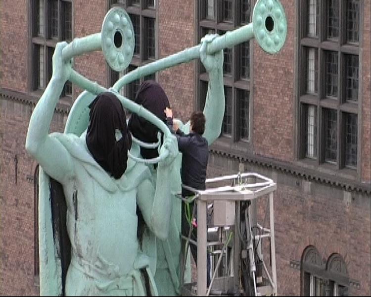 Daniel Knorr fra Berlin har netop fået lukket sit kunstprojekt af Københavns politi. Nu beskylder han kommunen for karakterløshed. 