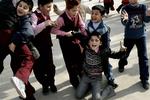 Drenge i Bitwen Skolen i Erbil fejrer sidste skoledag med fodboldkamp i gården. Det vindende hold jubler over sejren. 