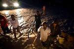 Indbyggere i havnebyen Gonaives i Haiti beder argentinske FN-folk om nødhjælp. 