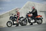 MED OG UDEN KULØR. Den orange Harley-Davidson XR 1200 lyser op over for den sorte Buell. 