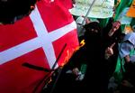 Mange danske flag gik op i røg (her i Palæstina), for at vise modstanden mod tegninger af Muhammed. Nu er der igen terrortrusler mod Danmark.(Arkivfoto) 