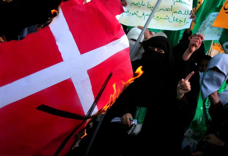 Mange danske flag gik op i røg (her i Palæstina), for at vise modstanden mod tegninger af Muhammed. Nu er der igen terrortrusler mod Danmark.(Arkivfoto) 