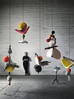 Svævende møbler hos Gubi, hvor designeren Isabel Berglund leger med kombinationen af moderne skalstole, trækugler og store strikkede dråber. Gubi udstiller fem sådanne særlige værker frem til november. 