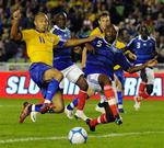 Henrik 'Henke' Larsson (nummer 11) i nærkamp med Frankrigs William Gallas 2-3-nederlaget i august. 