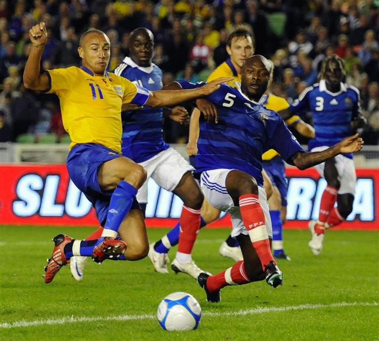 Henrik 'Henke' Larsson (nummer 11) i nærkamp med Frankrigs William Gallas 2-3-nederlaget i august. 