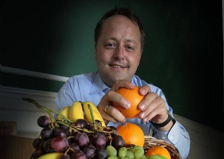 FORNUFTIG LIVSNYDER. Sundhedsminister Jakob Axel Nielsen ved nok, hvordan han holder sig sund, men det betyder ikke, at han ikke lader sig friste i ny og næ. Gerne af bolcher. 